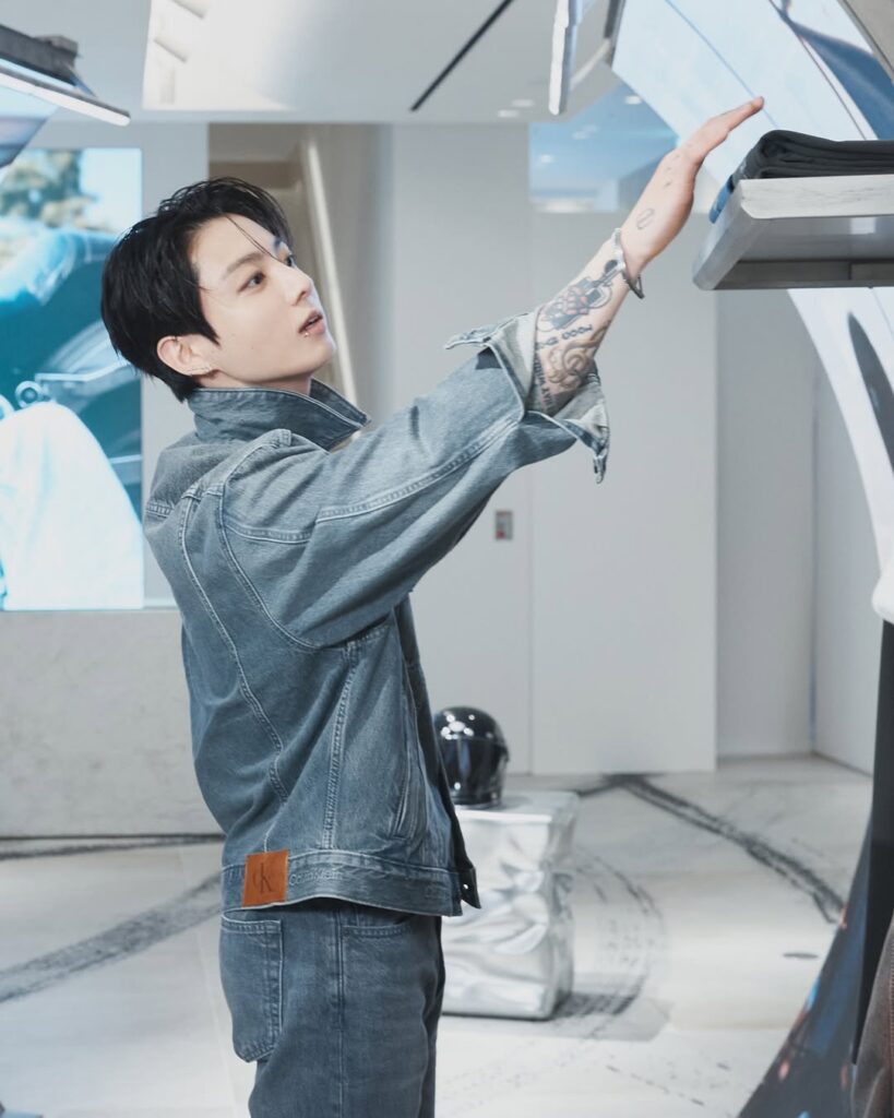 @mnijungkook takes in the space. a night celebrating the partnership of calvin klein and jung ko